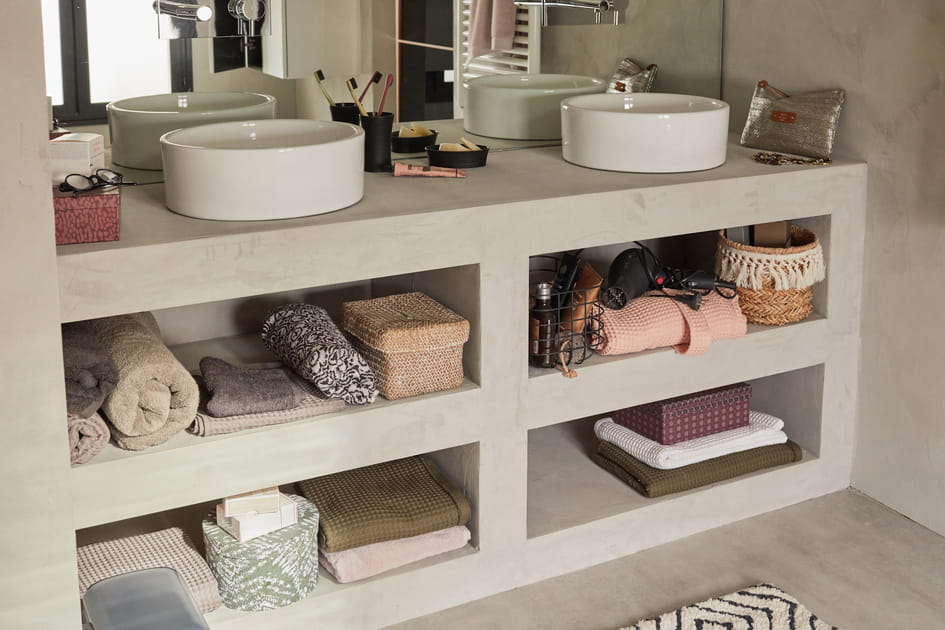 Un meuble d&eacute;co sur-mesure pour une salle de bains organis&eacute;e