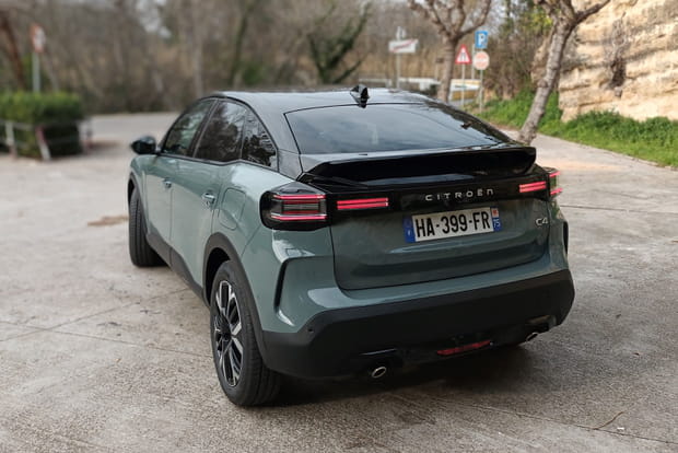 Après le 100% électrique, on passe à la Citroën C4 version hybride
