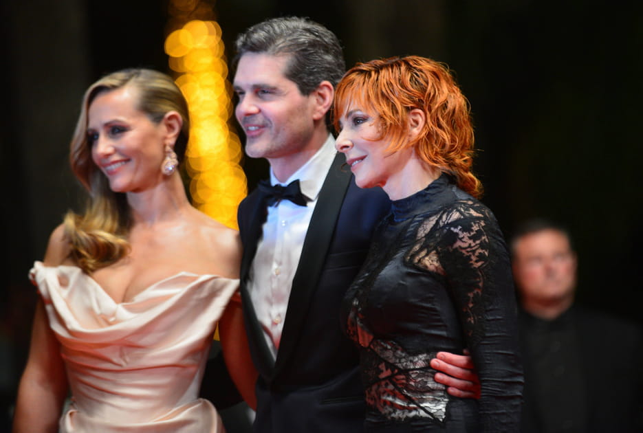Myl&egrave;ne Farmer a refait une apparition jeudi soir &agrave; Cannes, aux c&ocirc;t&eacute;s de C&eacute;cile de France