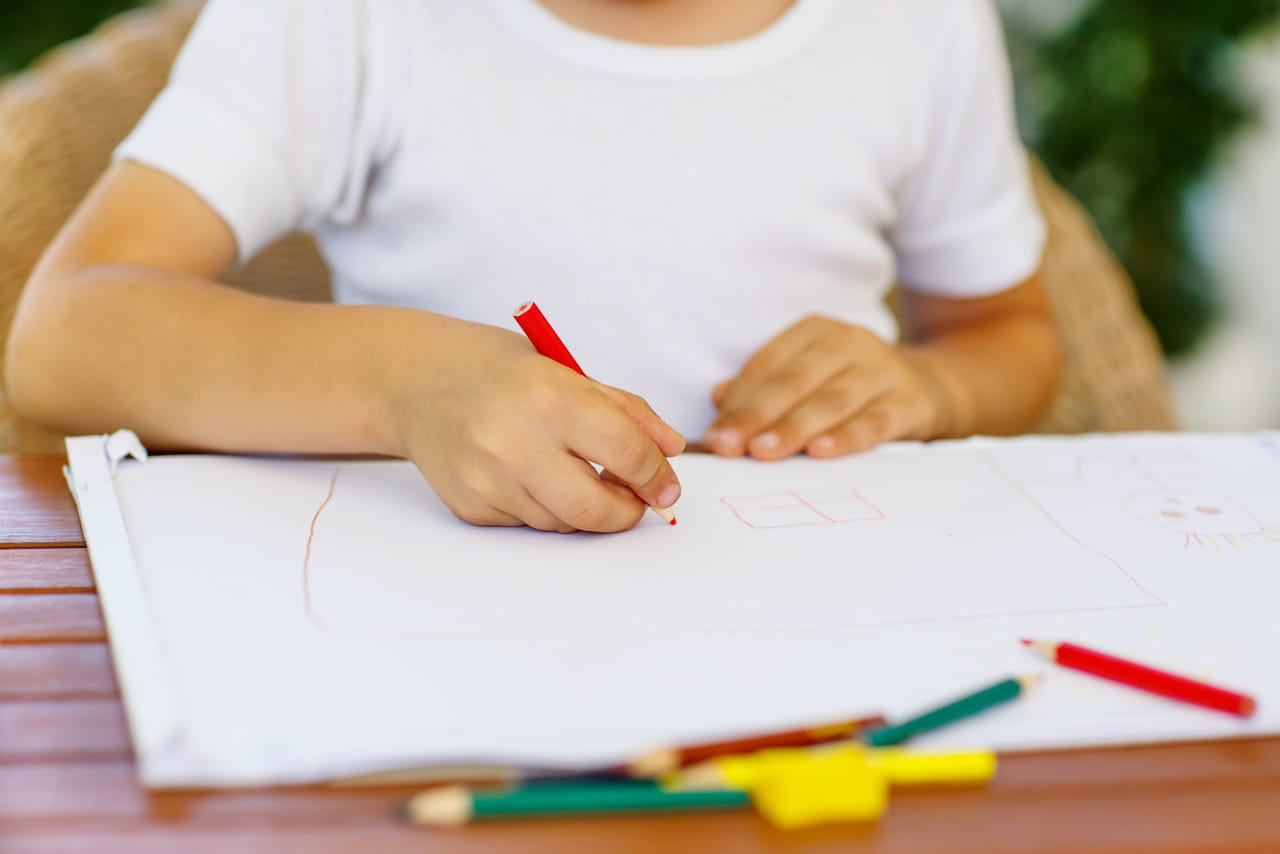 Un enfant de 6 ans dessine les membres de sa famille, un détail sur l'un d'eux les a perturbés