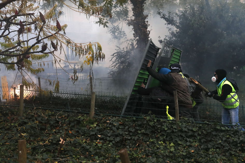 Gilets jaunes&nbsp;: les images choc &agrave; Paris