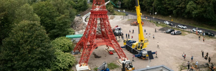 En Alsace, l'incroyable montage d'une fid&egrave;le r&eacute;plique de tour Eiffel
