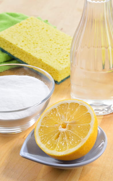 Le citron est id&eacute;al pour enlever les traces r&eacute;calcitrantes sur les parois de douche