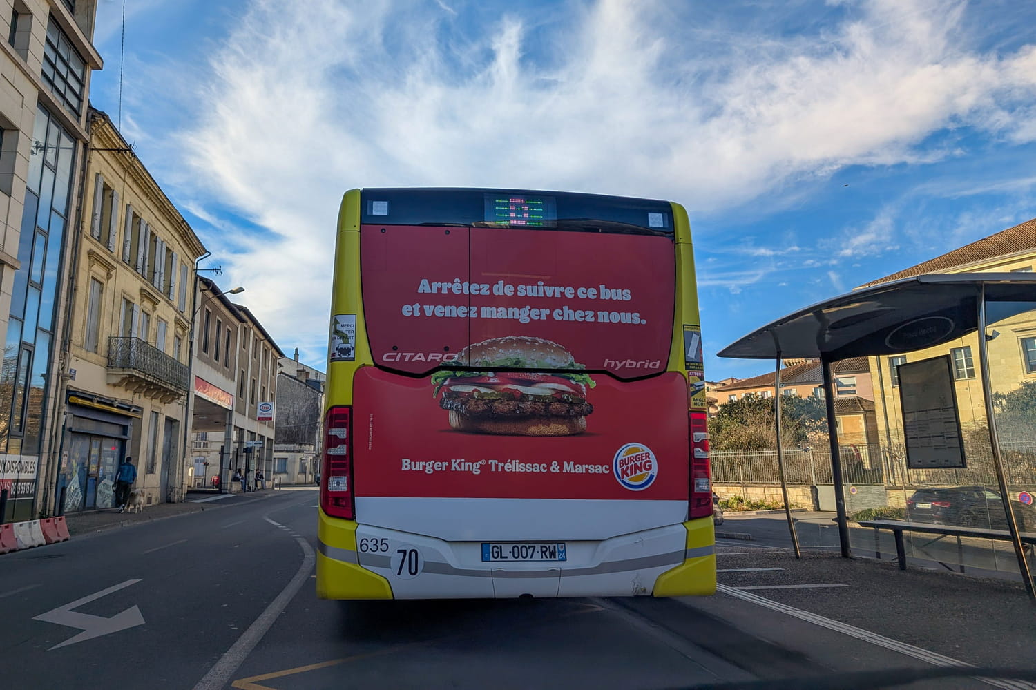 Peut-on franchir une ligne blanche pour dépasser un bus ? Beaucoup le font sans savoir si c'est autorisé