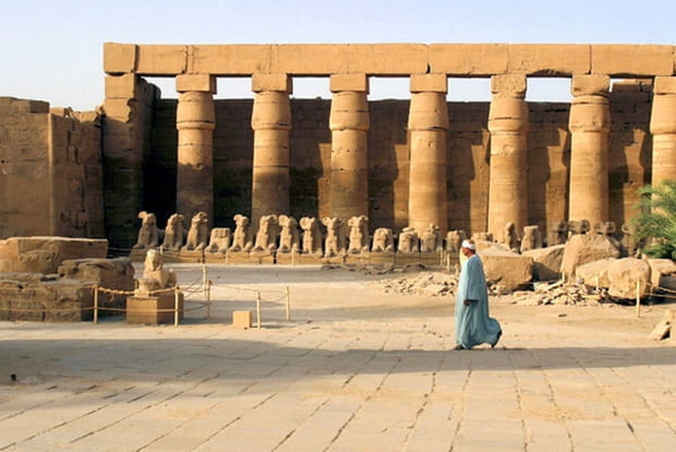 L'allée des sphinx à tête de bélier