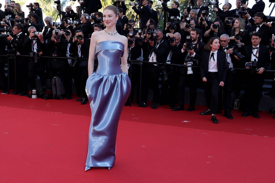Hunter Schafer radieuse lors de la mont&eacute;e des marches de Kinds of Kindness