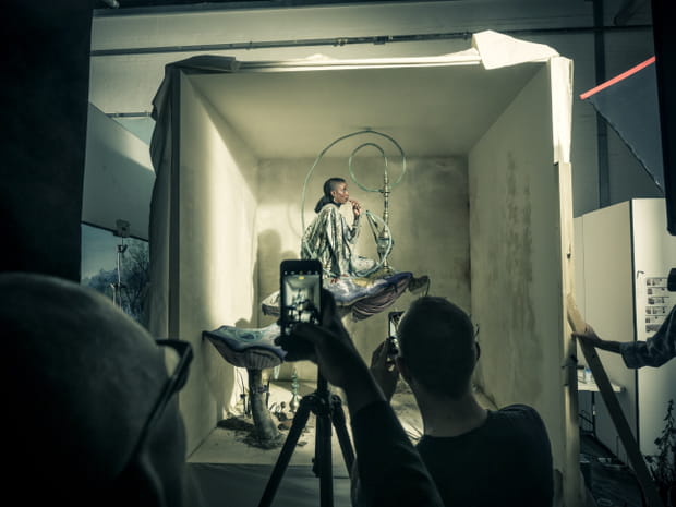 La Chenille interprétée par Zoé Bedeaux dans le Calendrier Pirelli 2018