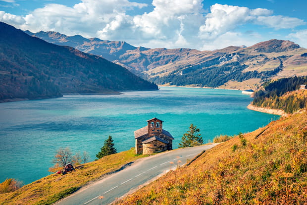 Le Lac de Roselend, un paysage paisible au cœur de la Savoie