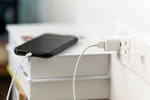 Beaucoup font cette erreur avec le chargeur de téléphone, cela fait rapidement grimper la facture d'électricité