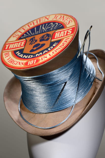 Stephen Jones, chapeaux d'artiste au Palais Galliera de Paris