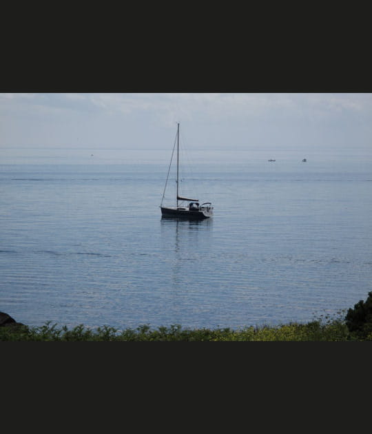 Prot&eacute;g&eacute; par les rochers