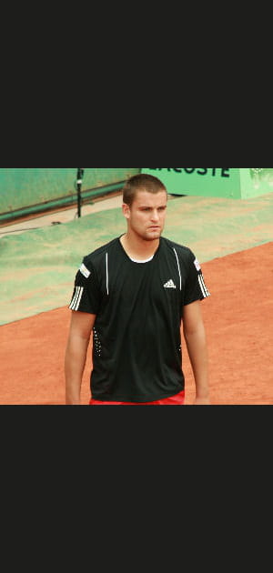 Mikhail Youzhny s'ouvre le cr&acirc;ne avec sa raquette