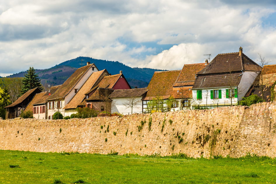 Derri&egrave;re les remparts