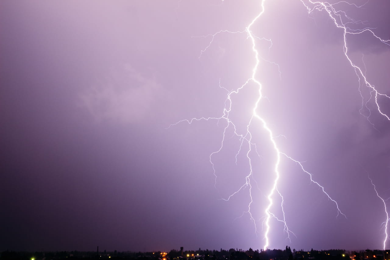 Vigilances orages : une soixantaine de départements en alerte, des pluies intenses et de la grêle attendus