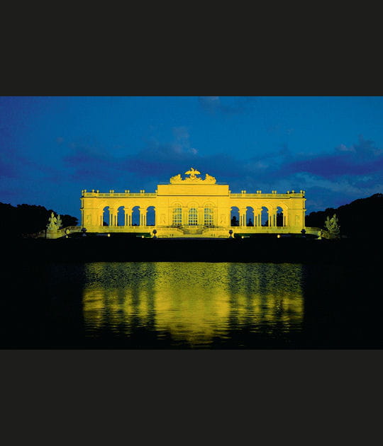 Vienne by night
