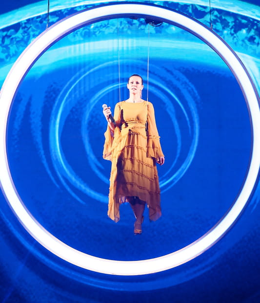 Lorie se retrouve suspendue au-dessus de la scène des Enfoirés !