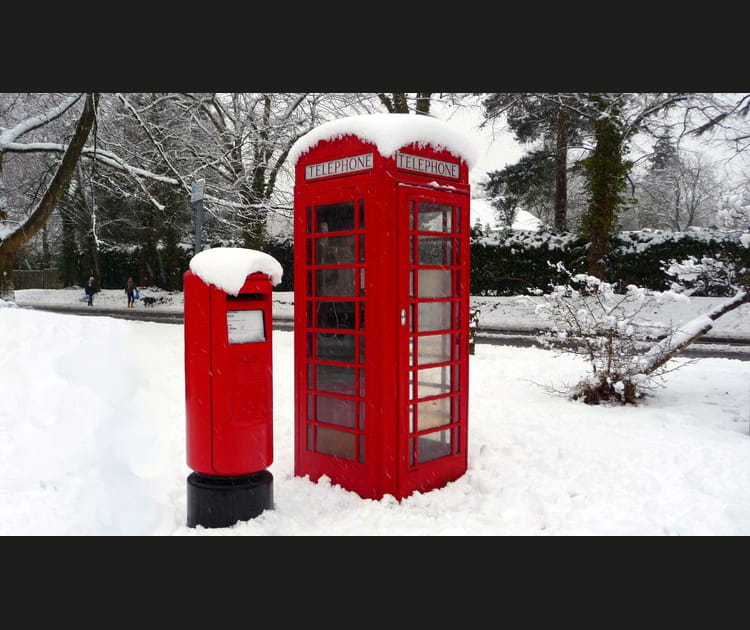 Red telephone box