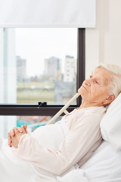 Des patients qui restent &quot;alit&eacute;s toute la journ&eacute;e&quot;