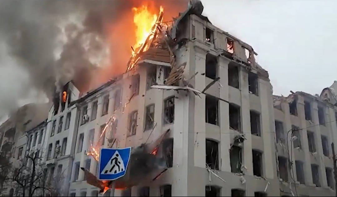 A Kharkiv, un immeuble vis&eacute; par une frappe