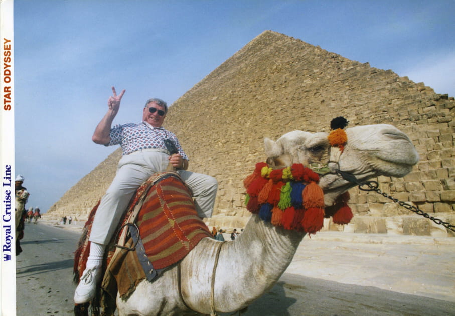 A l'aise au pied des pyramides
