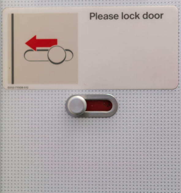 La porte des toilettes se d&eacute;verrouille de l'ext&eacute;rieur