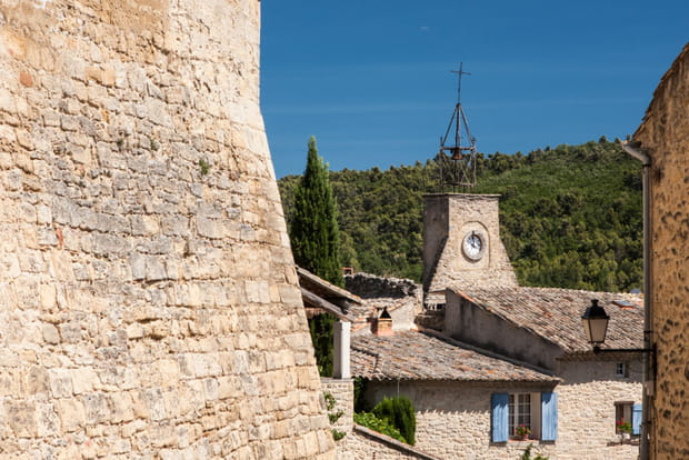 Ansouis, l'élégance d'un village provençal sous le regard de son clocher