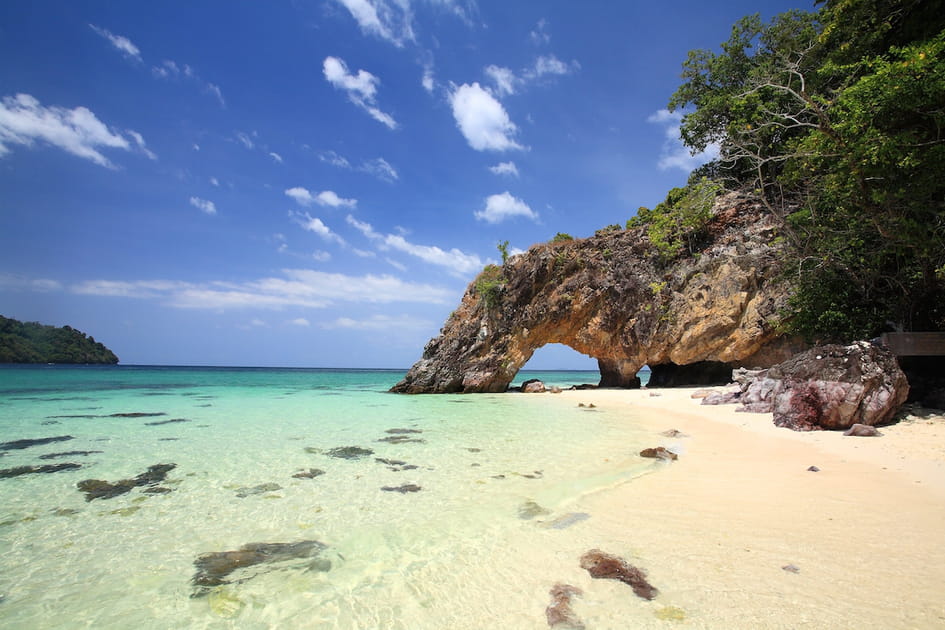 L'&icirc;le de Koh Khai et son arche rocheuse