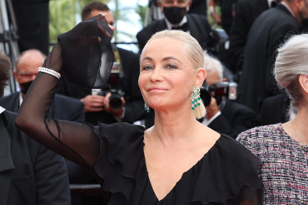 Emmanuelle Béart monte les marches de Cannes