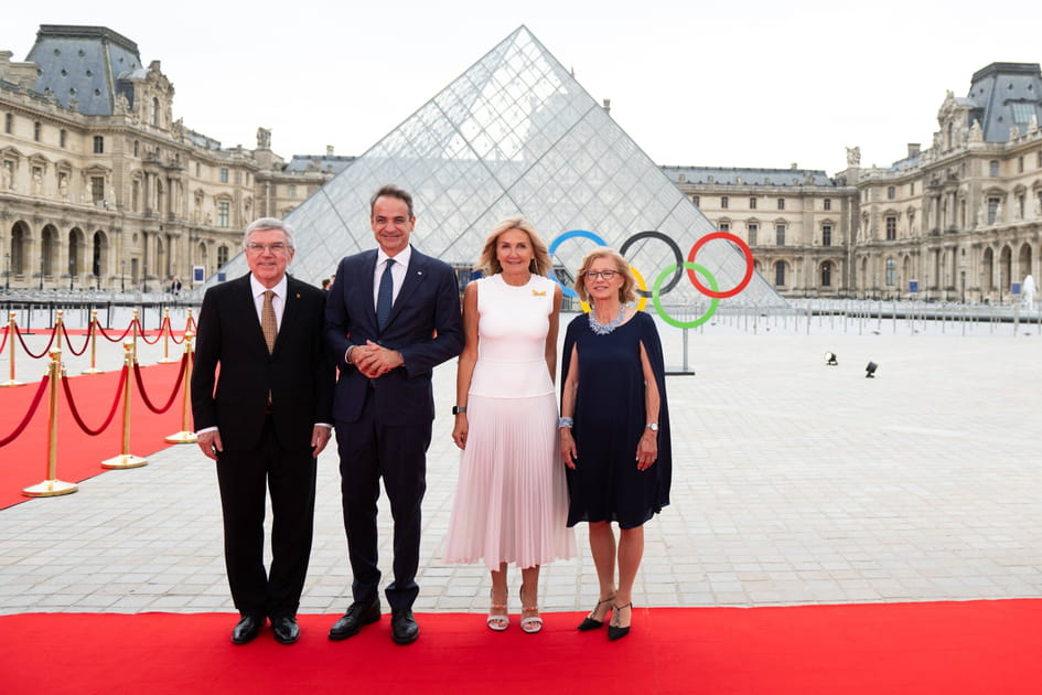 Le Premier ministre grec et sa femme posent devant la pyramide du Louvre