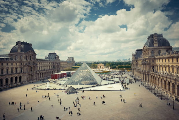 Musée du Louvre en nocturne