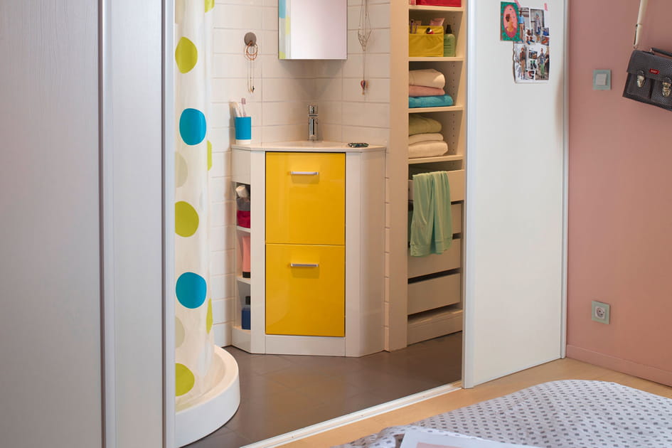 Un meuble de salle de bains qui fait l'angle