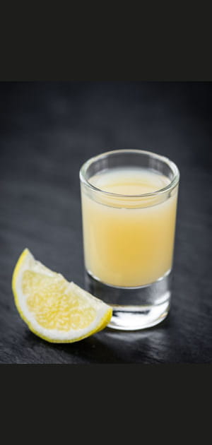 Verser du jus de citron