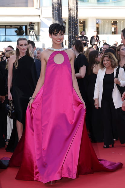 Eve Gilles en rose sur le tapis rouge de Cannes