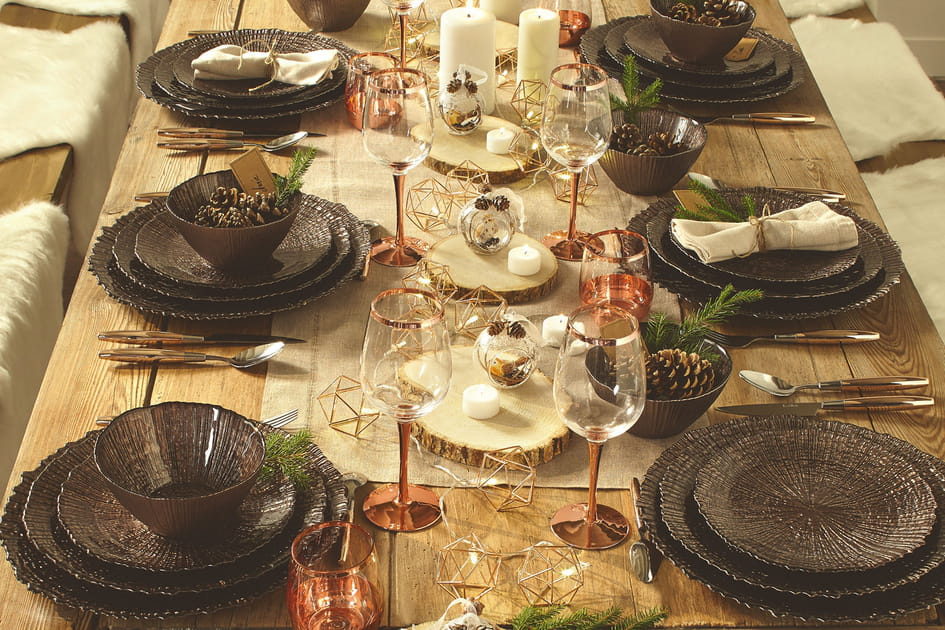 Une table de f&ecirc;te aux notes cuivr&eacute;es