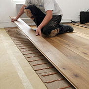 on pose souvent le parquet en le collant.