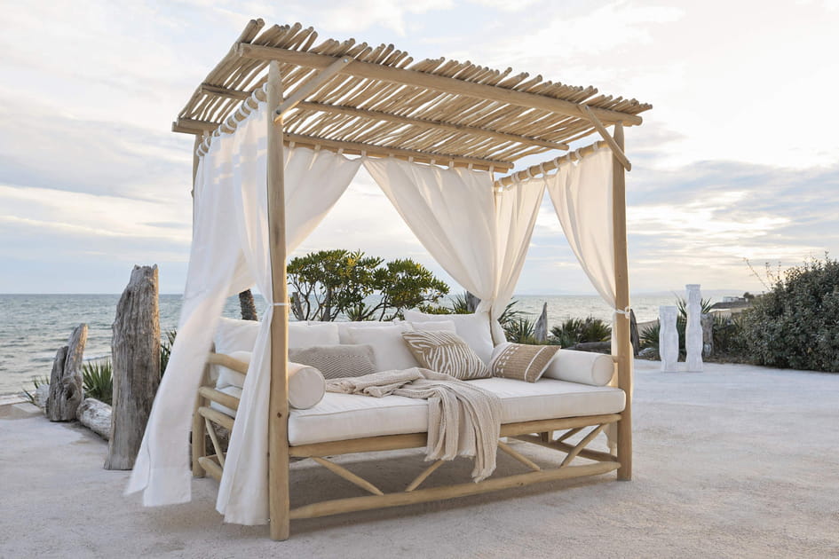 Un lit &agrave; baldaquin