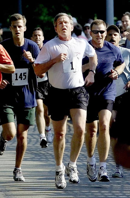 George W. Bush court pour montrer l'exemple