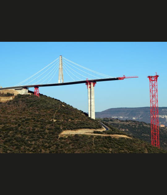 Le pharaonique viaduc de Millau