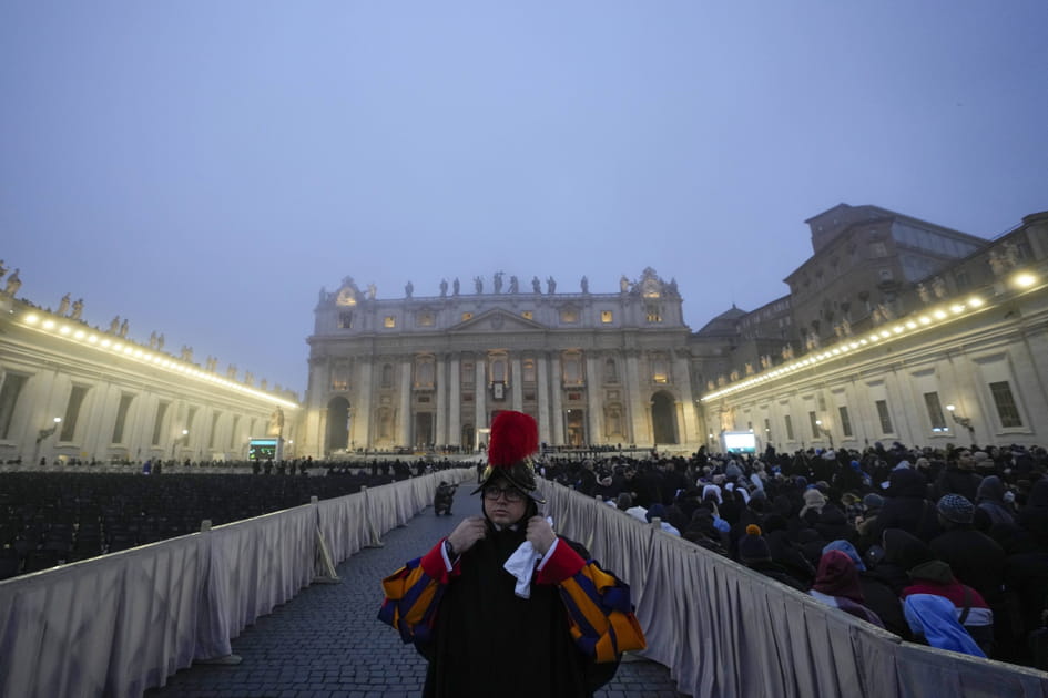 Foule dans la brume pour les obs&egrave;ques du pape