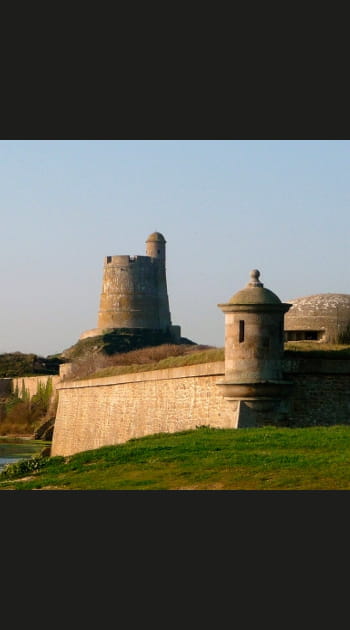 La Tour de la Hougue et l'&icirc;le de Tatihou