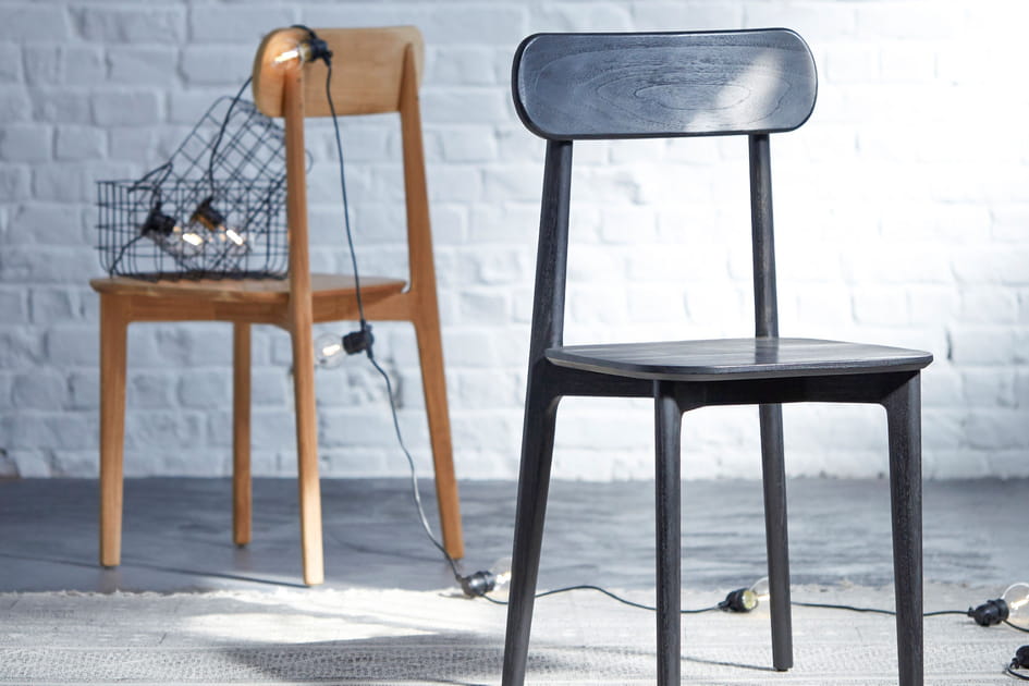 Des chaises en bois