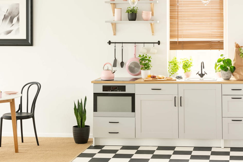Sur le sol de la cuisine