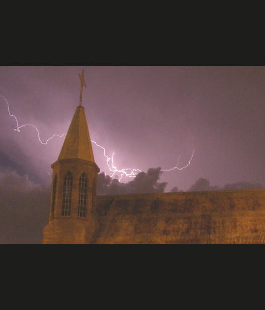 Eclair sous l'&eacute;glise