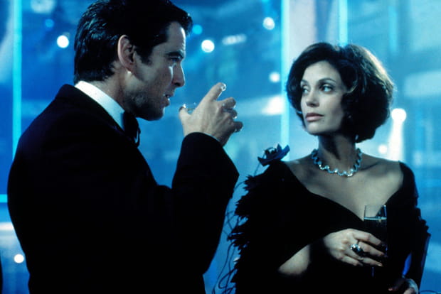 Pierce Brosnan et Teri Hatcher dans "Demain ne meurt jamais"