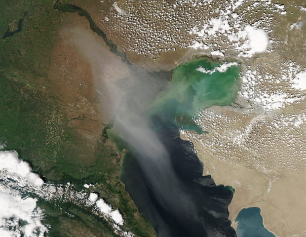 Fumée de volcan sur la mer de Florès