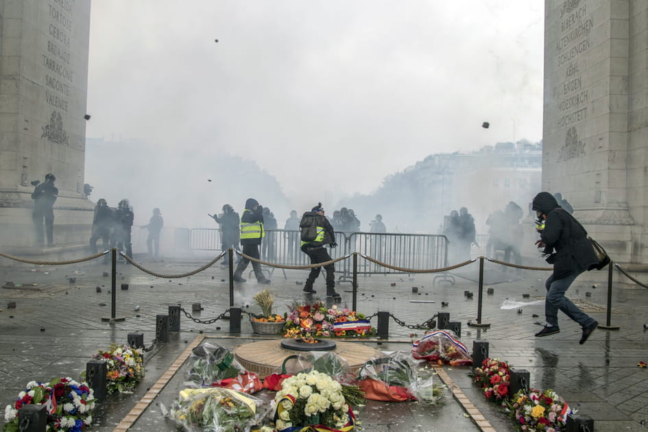 Gilets jaunes&nbsp;: les images choc &agrave; Paris