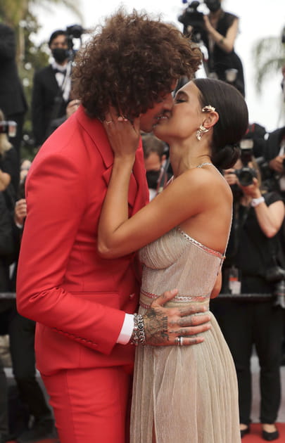 Julian Perretta et Kambree Dalton amoureux sur le tapis rouge