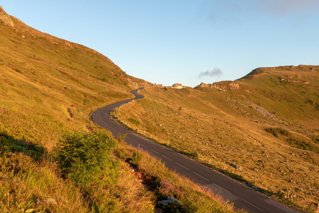 Le pas de Peyrol et son sentier qui mène au Puy Mary