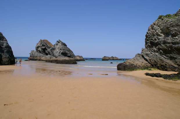 100 lieux incontournables de la Bretagne : plage du Donnant et ses pitons rocheux