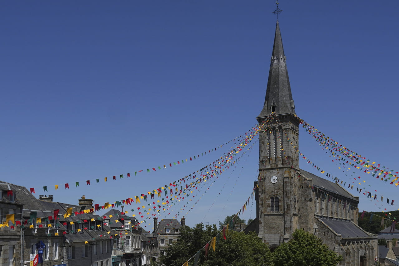 Orne. "Ils passent devant la crèche", une commune dépitée par les camions qui percutent les murs